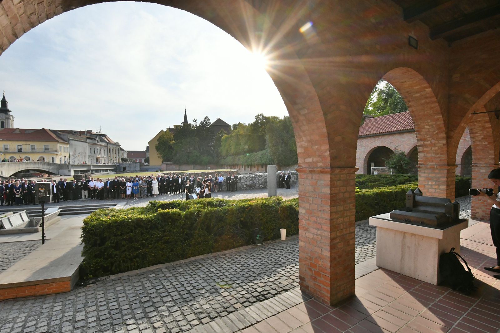 Tiszteletadás Szent István szarkofágjánál